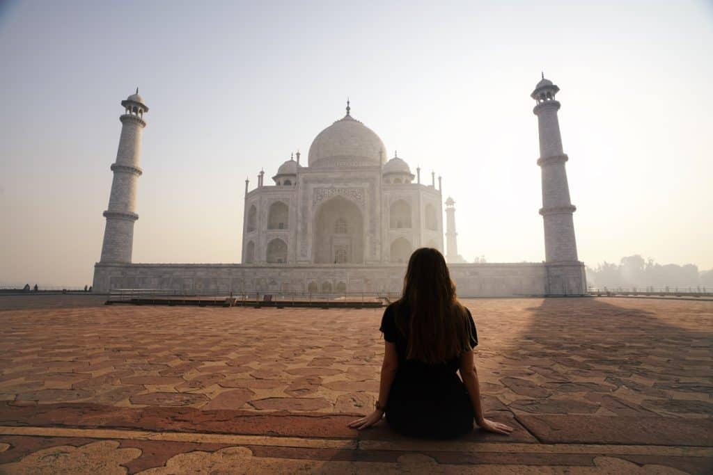 Frau vor dem Taj Mahal