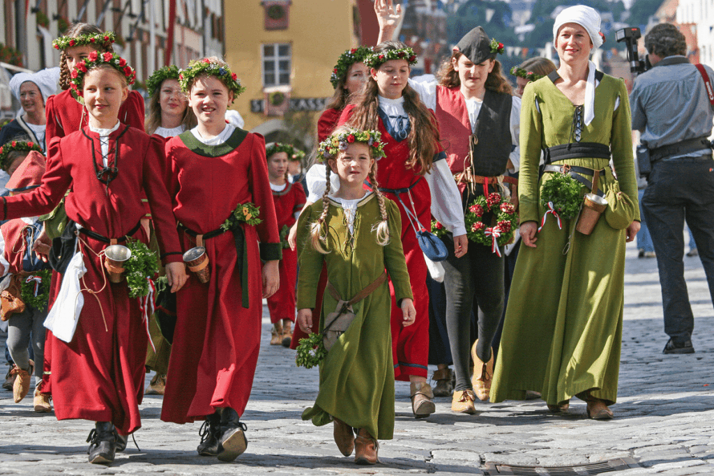 Frauen in den Kleidern des Mittelalters