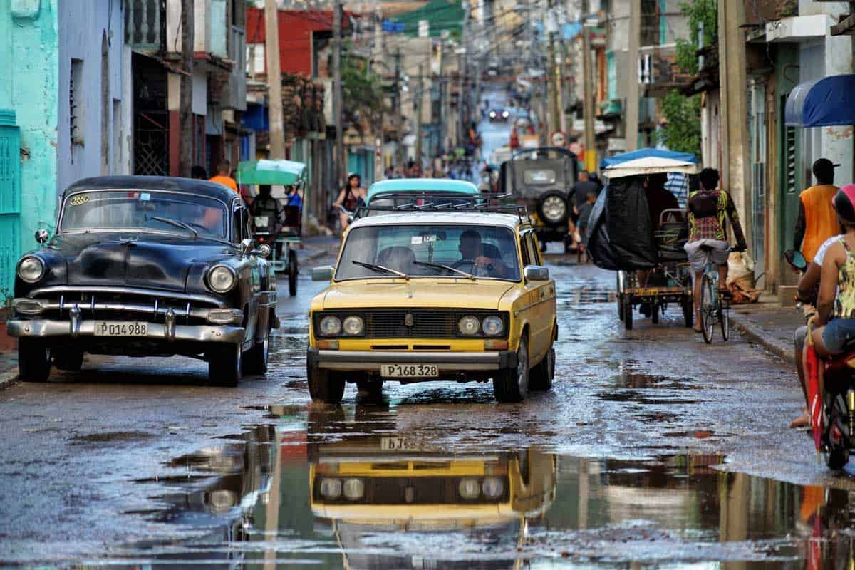 Oldtimer auf einer Straße in Kuba