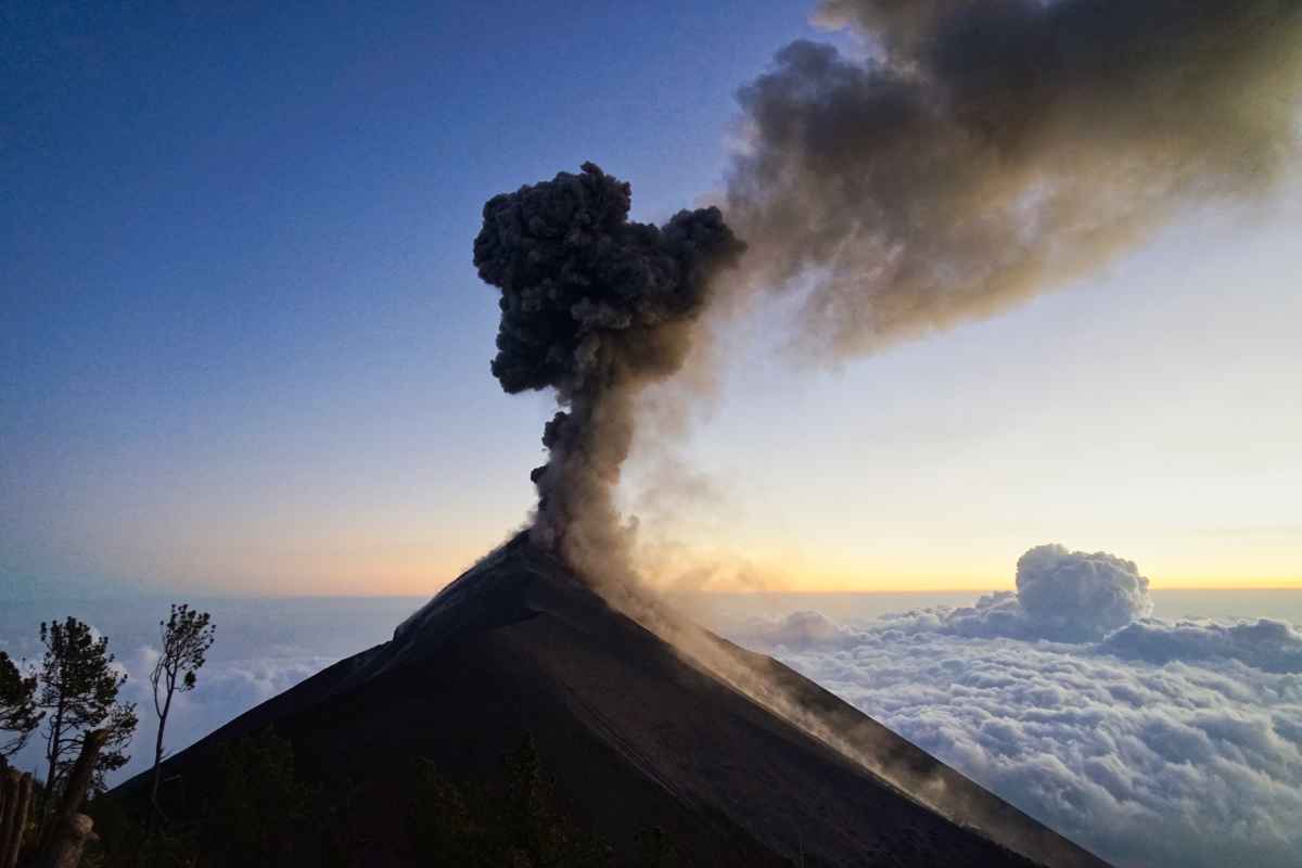 Vulkanausbruch des El Fuego bei Sonnenuntergang