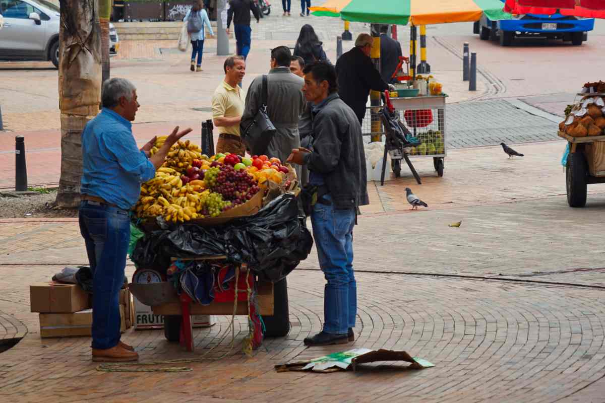 Straßenhändler in Kolumbien bieten ihre Ware feil