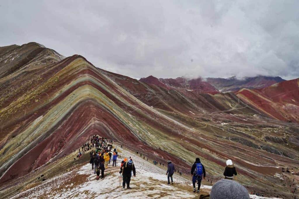 Touristen in den Rainbow Mountains