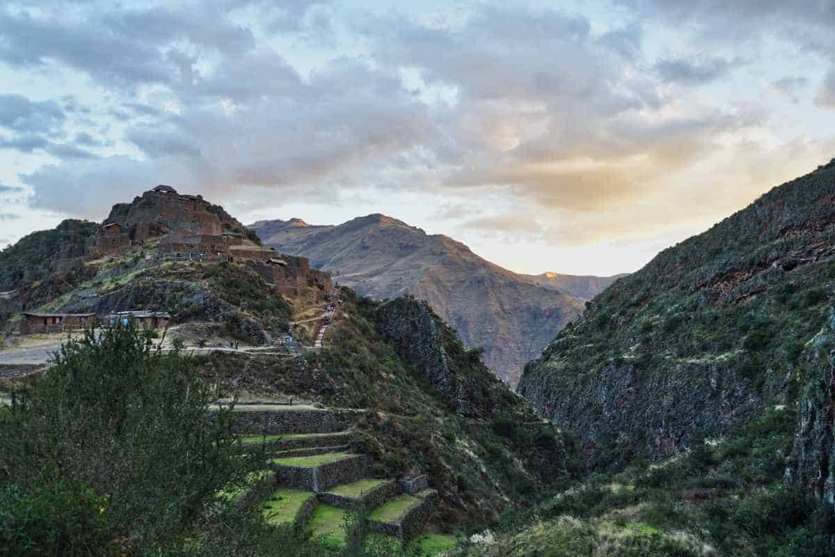 Die Inka Ruinen von Pisac bei Sonnenuntergang im Sacred Valley