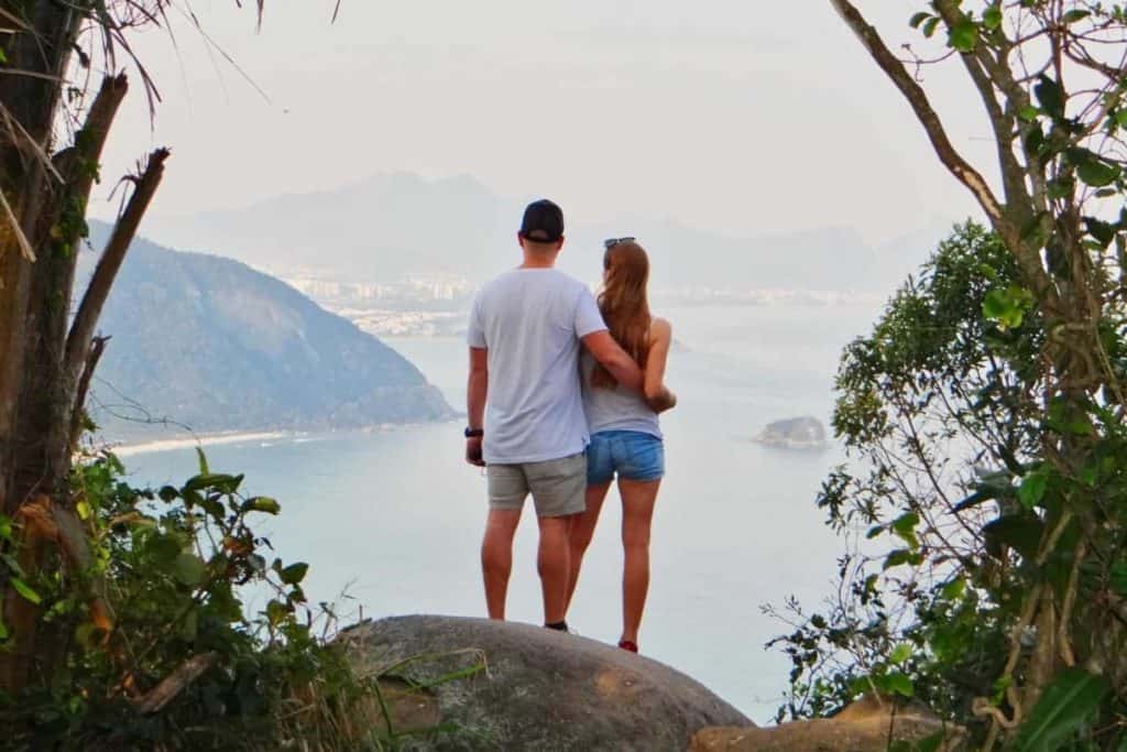 Ein Pärchen blickt vom Telegrafo in Brasilien auf die tolle Aussicht auf die Stadt  Rio de Janeiro