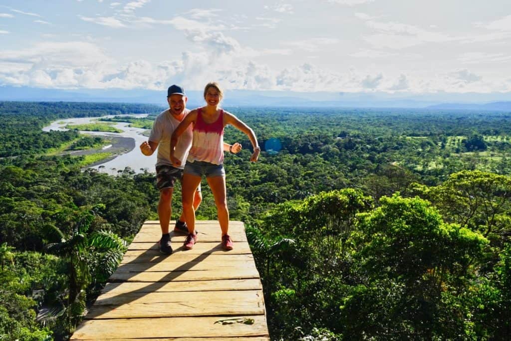 Max und Martina Freuen sich auf einem Steg mit grandiosem Blick über den Amazonas