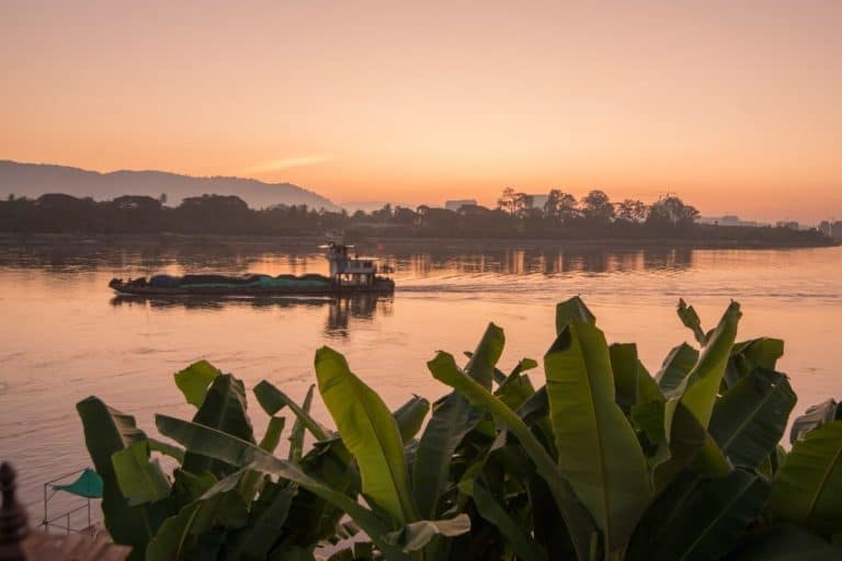 Der Chiang Sean Mekong Fluss in Thailand bei Sonnenaufgang